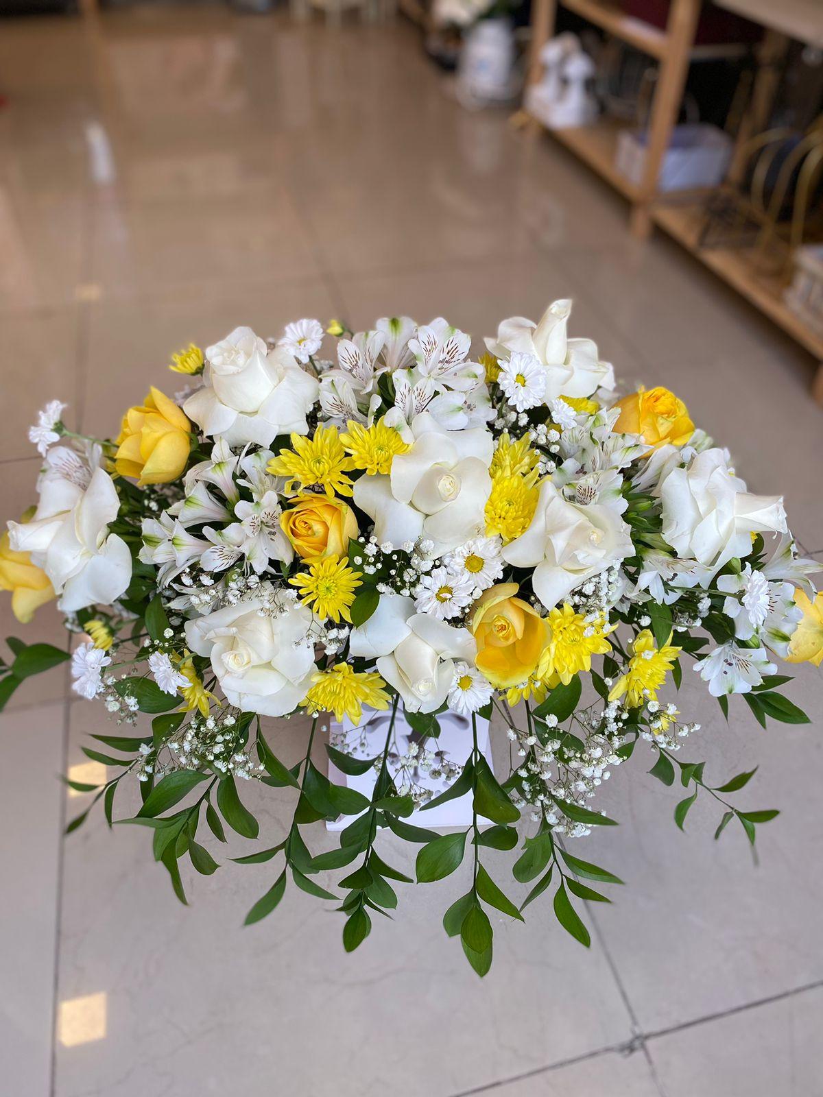 White & Yellow centerpiece.